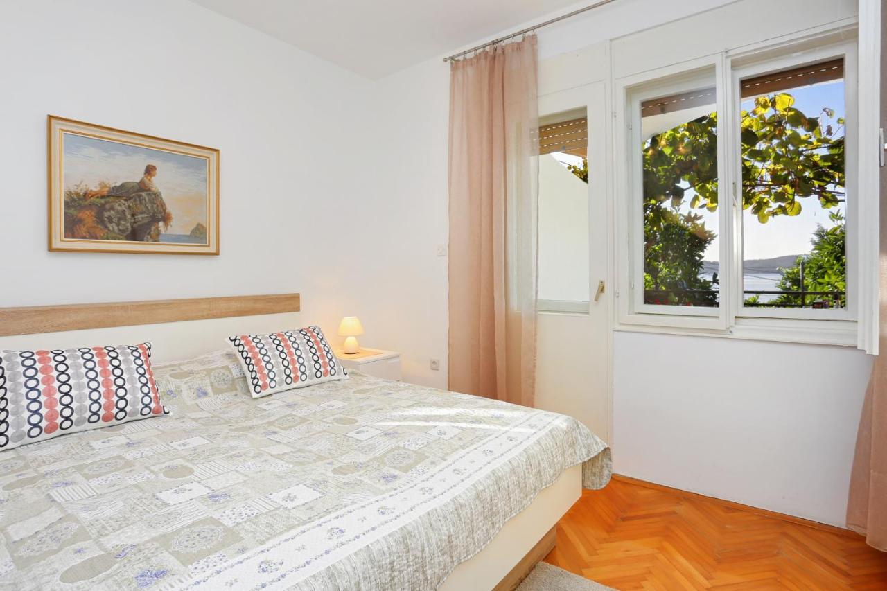 Apartments By The Sea Seget Donji, Trogir - 2029 Экстерьер фото